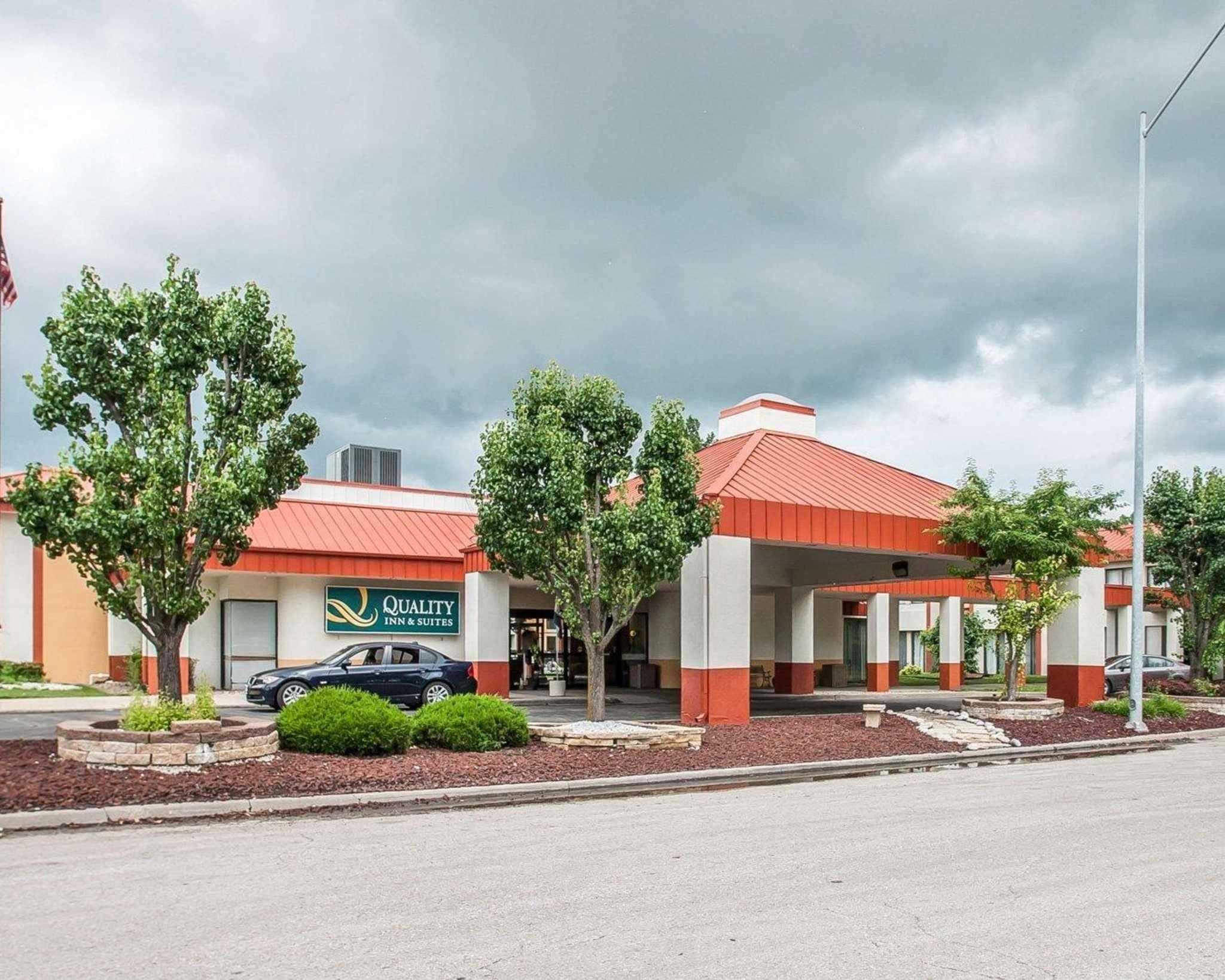 Quality Inn & Suites Kansas City I-435N Near Sports Complex Exterior photo