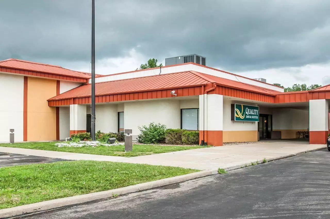 Quality Inn & Suites Kansas City I-435N Near Sports Complex Exterior photo