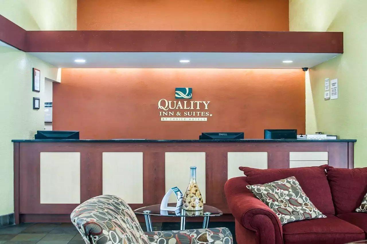 Quality Inn & Suites Kansas City I-435N Near Sports Complex Exterior photo