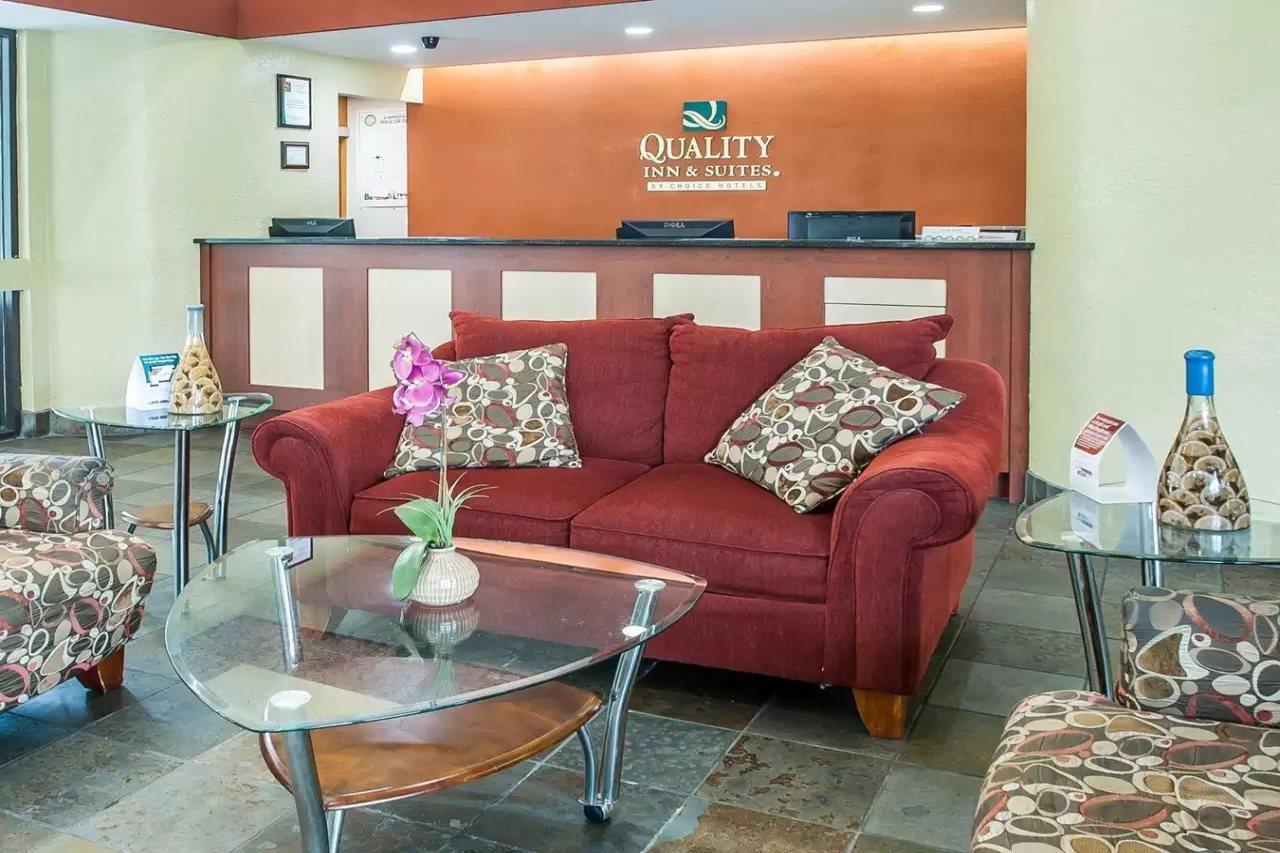 Quality Inn & Suites Kansas City I-435N Near Sports Complex Exterior photo