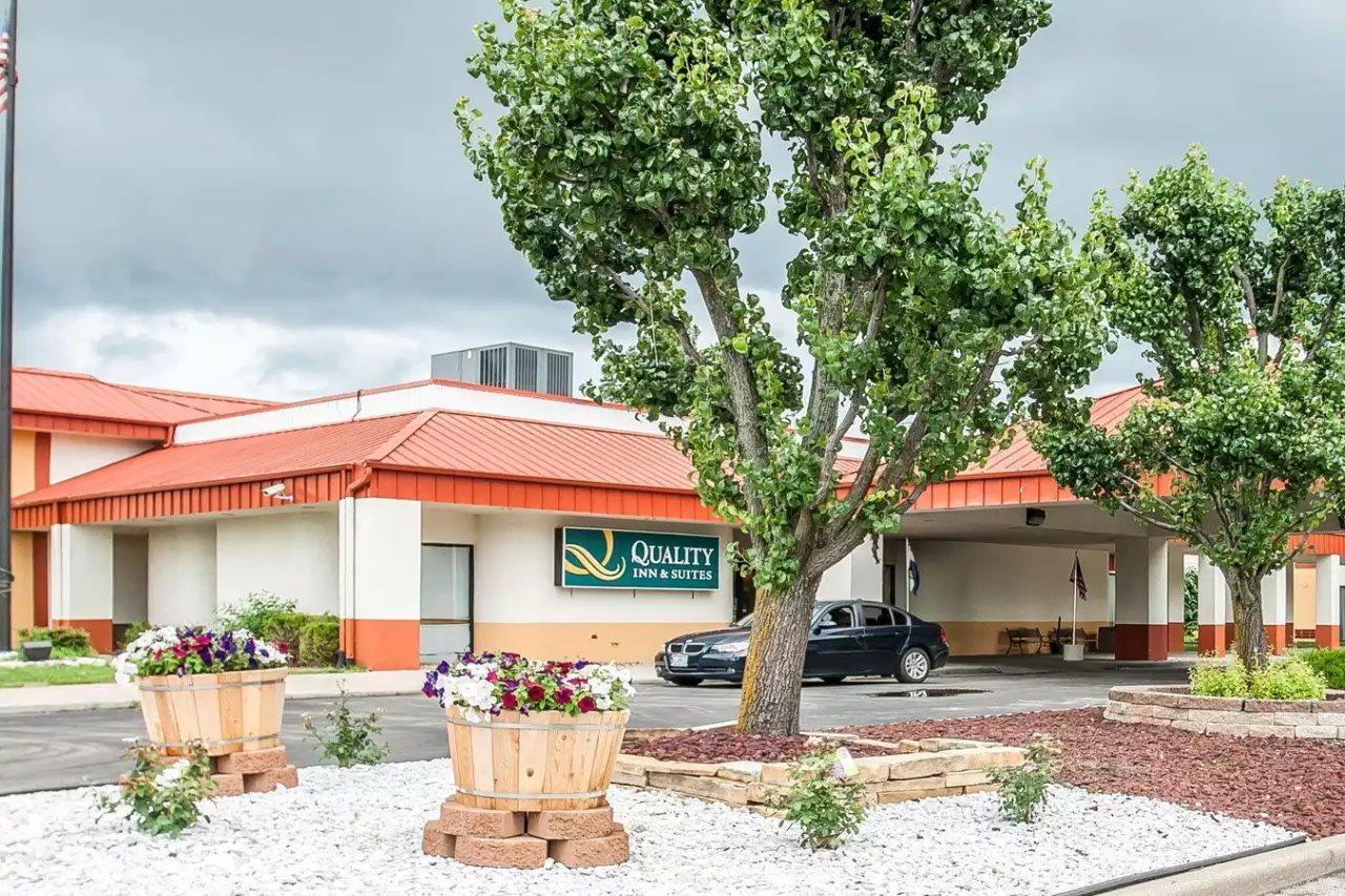 Quality Inn & Suites Kansas City I-435N Near Sports Complex Exterior photo