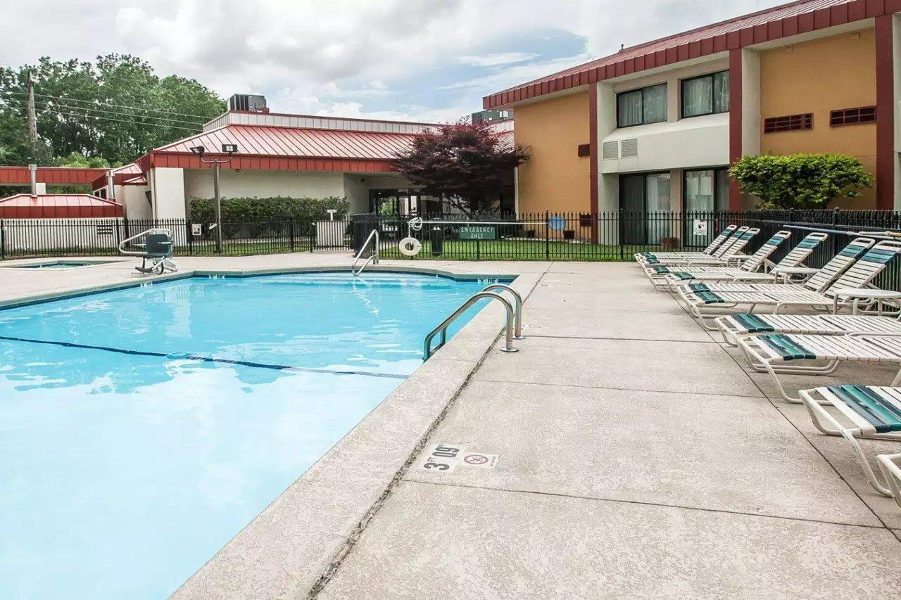 Quality Inn & Suites Kansas City I-435N Near Sports Complex Exterior photo